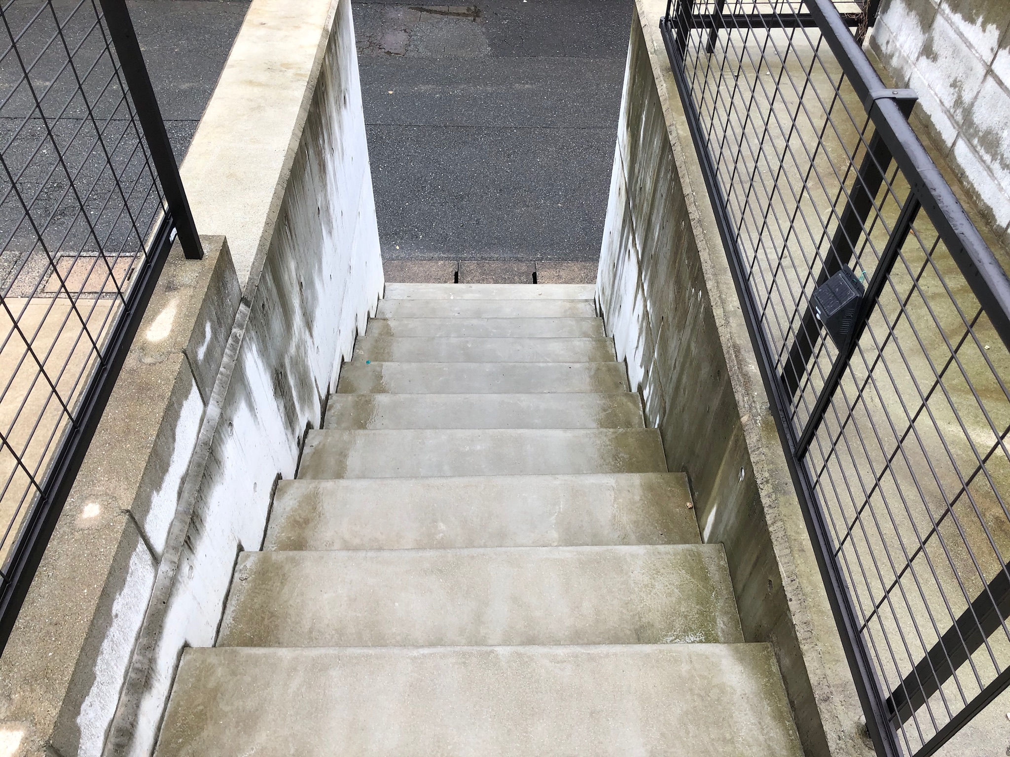 コンクリート階段への滑り止め施工 福岡県小郡市にて 戸建て住宅の階段に防滑工事させて頂きました 滑り止め専門店グリップラボ イシケン機工