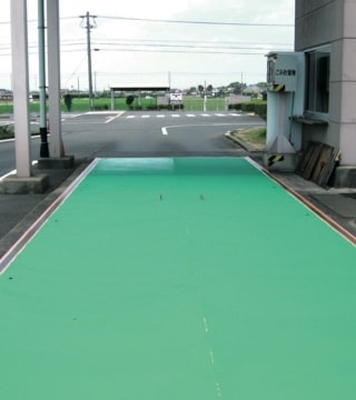 トラック搬入口